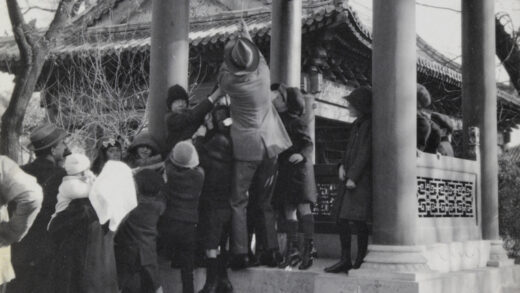 【jpg清晰版】孩子们在英国使馆敲钟 为1918年停战.jpg