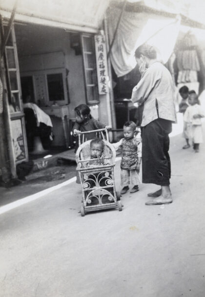 【jpg清晰版】孩子们带着柳条婴儿车在厦门的一家理发店外.jpg