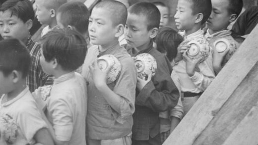【jpg清晰版】孩子们排队端着饭碗上海.jpg