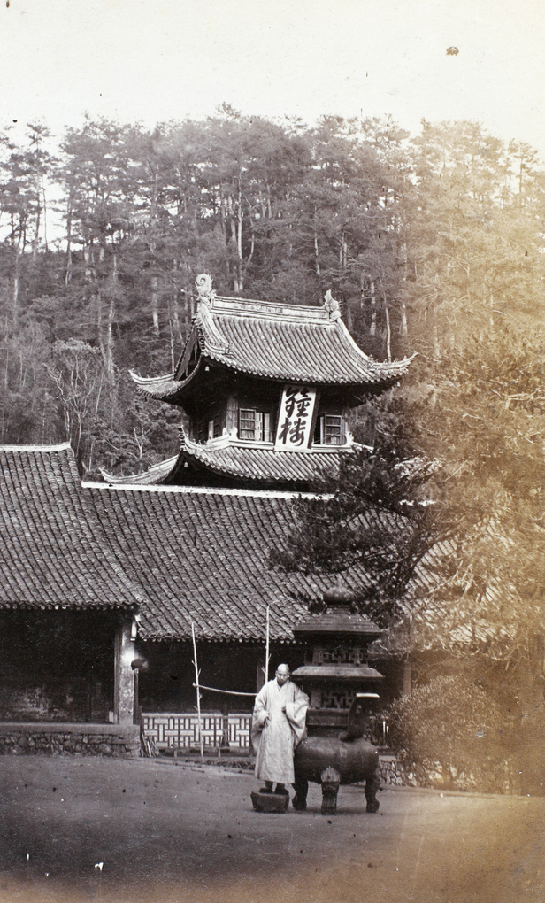 【JPG清晰版】宁波附近天童寺的钟楼与僧人