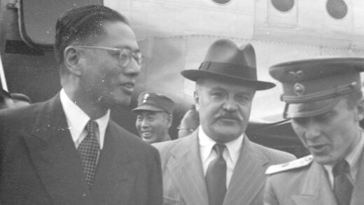 【jpg清晰版】宋子文与维亚切斯拉夫·莫洛托夫莫斯科1945年6月.jpg