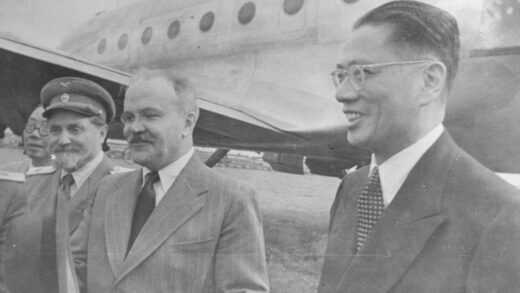 【jpg清晰版】宋子文与莫洛托夫搭乘美国陆军航空队道格拉斯c 54空中霸王运输机莫斯科1945年6月.jpg