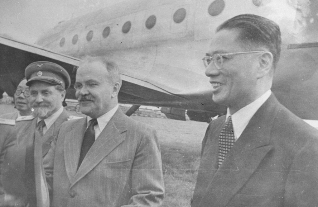 【JPG清晰版】宋子文与莫洛托夫搭乘美国陆军航空队道格拉斯C-空中霸王运输机莫斯科年月
