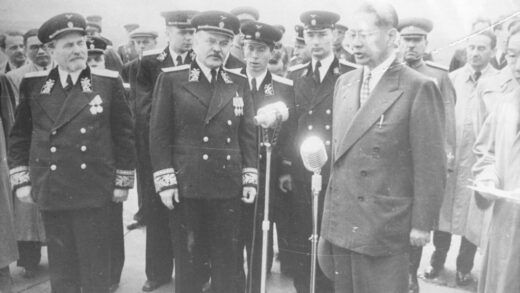【jpg清晰版】宋子文与麦克风及苏联将领莫斯科1945年.jpg