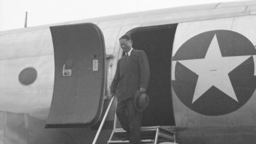 【jpg清晰版】宋子文从美国陆军航空队的道格拉斯c 54空中霸王运输机下机莫斯科1945年6月.jpg