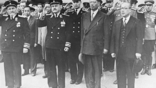 【jpg清晰版】官员敬礼——宋子文1945年访问莫斯科.jpg