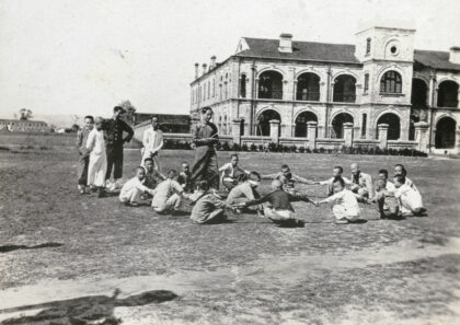 【jpg清晰版】宜昌火车站旁玩耍的学童约1925年.jpg