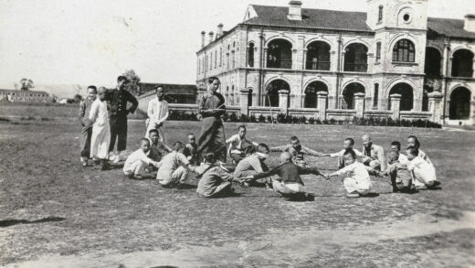 【jpg清晰版】宜昌火车站旁玩耍的学童约1925年.jpg
