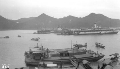 【jpg清晰版】宜昌的万县号与龙茂号蒸汽船及驳船.jpg