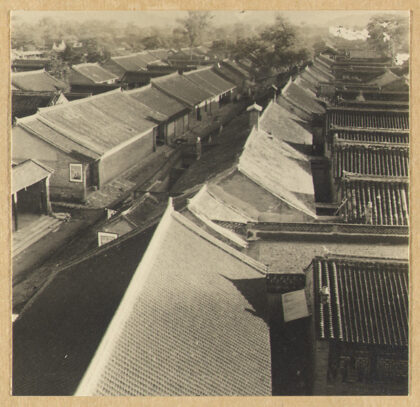 【jpg清晰版】密云村景可见房屋屋顶及两张海报.jpg