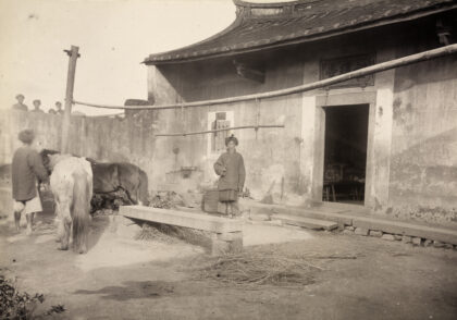 【jpg清晰版】小教堂前的庭院.jpg