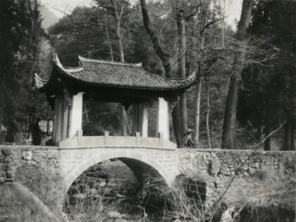 【jpg清晰版】小溪上的装饰桥.jpg