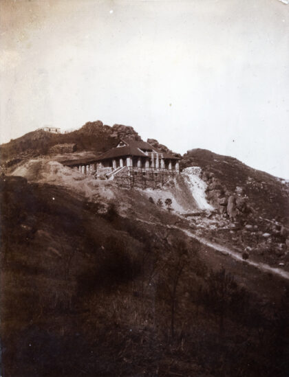【jpg清晰版】山坡上的在建房屋.jpg