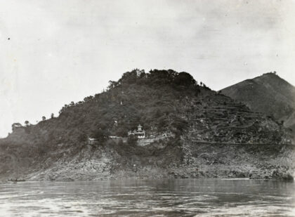 【jpg清晰版】山坡上的寺庙长江上游.jpg