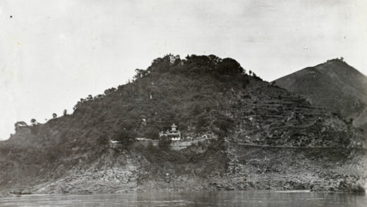 【jpg清晰版】山坡上的寺庙长江上游.jpg