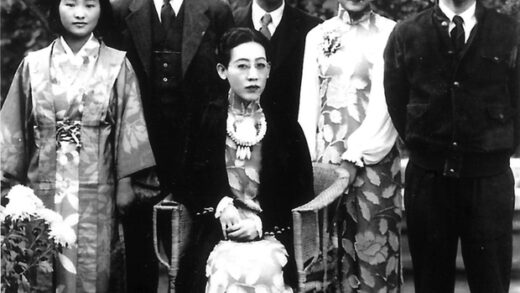 【jpg清晰版】川岛芳子在tokoro餐厅的花园里.jpg