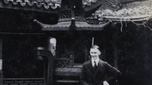 【jpg清晰版】年轻男子站在中国上海一座寺庙的香炉台阶上.jpg