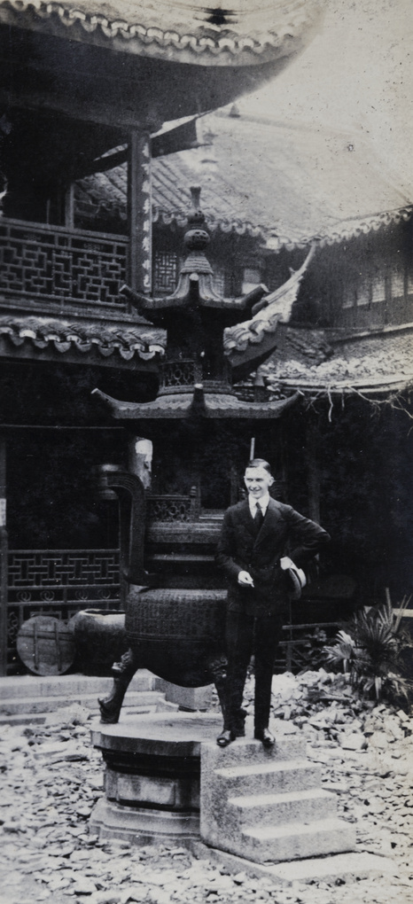 【JPG清晰版】年轻男子站在中国上海一座寺庙的香炉台阶上