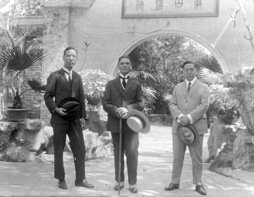 【JPG清晰版】年轻的傅秉常与一位外国人和孙科在澳门卢廉若公园