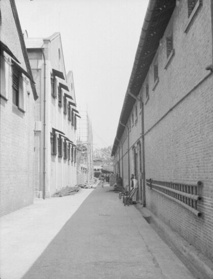 【jpg清晰版】广州的仓库带梯子.jpg