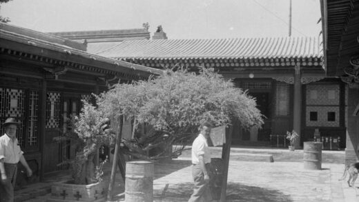 【jpg清晰版】庭院中的美国人.jpg
