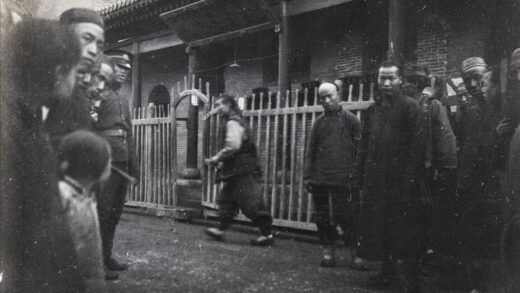 【jpg清晰版】建筑物外的群众和警察.jpg