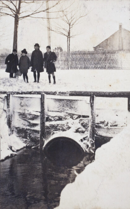 【jpg清晰版】弗雷德、玛吉和迪克·哈钦森与诺拉站在白雪覆盖的上海虹口区唐山路1919年2月.jpg