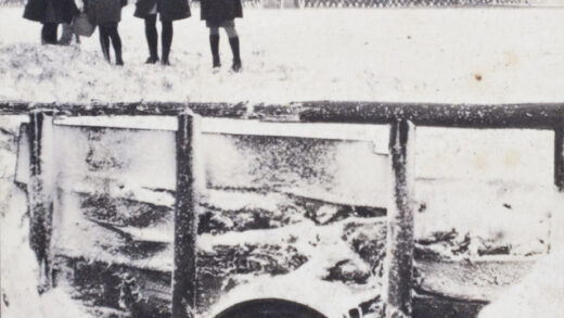 【jpg清晰版】弗雷德、玛吉和迪克·哈钦森与诺拉站在白雪覆盖的上海虹口区唐山路1919年2月.jpg