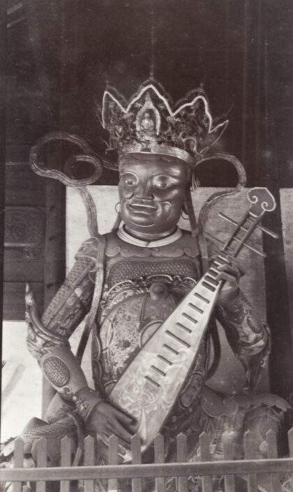 【jpg清晰版】弹奏中国琵琶的神社人物.jpg