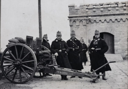 【jpg清晰版】德国卫兵在使馆区墙头北京兵变1912.jpg
