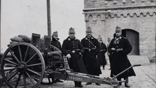 【jpg清晰版】德国卫兵在使馆区墙头北京兵变1912.jpg