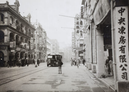 【jpg清晰版】德辅道中香港1945年招手拦巴士.jpg