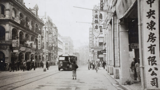 【jpg清晰版】德辅道中香港1945年招手拦巴士.jpg