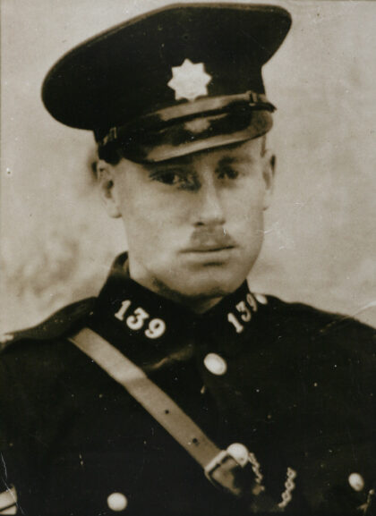 【jpg清晰版】成都警察局警员1934年上海.jpg