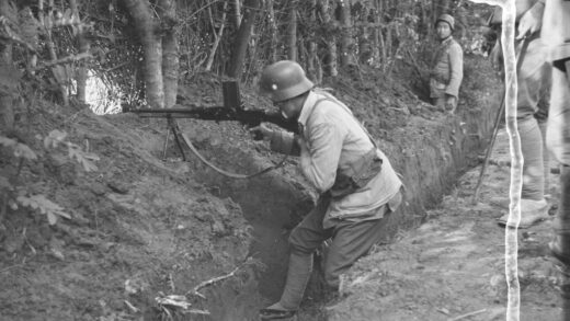 【jpg清晰版】战壕中的国军士兵配备机枪.jpg