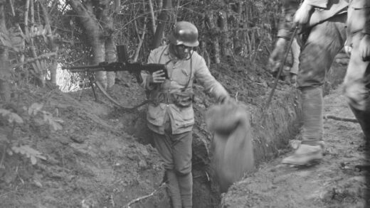 【jpg清晰版】战壕中的国军士兵配备机枪.jpg