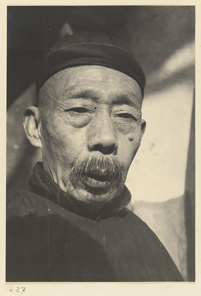 【jpg清晰版】戴帽子的男人.jpg