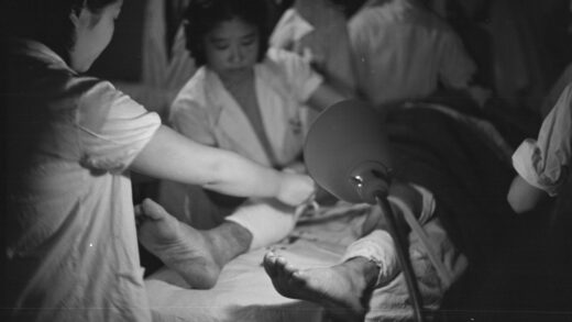 【jpg清晰版】护士为患者腿部包扎上海.jpg