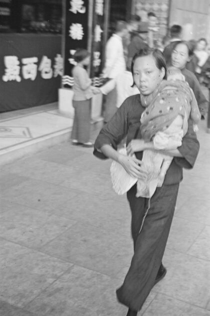 【jpg清晰版】抱着熟睡孩子和扇子的女人上海.jpg
