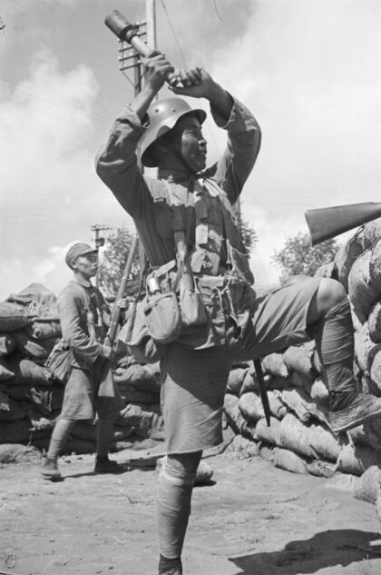 【jpg清晰版】持步枪和手榴弹的国民党士兵上海.jpg