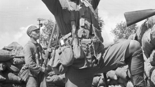 【jpg清晰版】持步枪和手榴弹的国民党士兵上海.jpg
