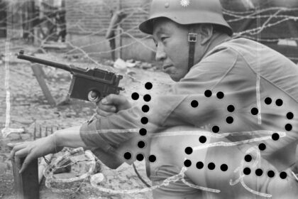 【jpg清晰版】持毛瑟步枪（或类似枪支）及m1935钢盔的国军士兵上海.jpg