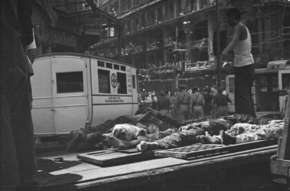 【jpg清晰版】救护车与尸体上海南京路1937年8月23日.jpg