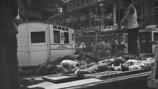 【jpg清晰版】救护车与尸体上海南京路1937年8月23日.jpg