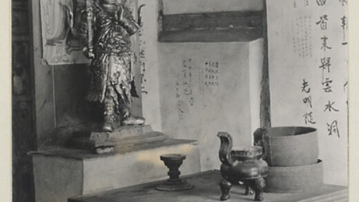 【jpg清晰版】新城石窟寺庙内部景象展示有神坛上的雕像、绘画及悬挂的卷轴.jpg