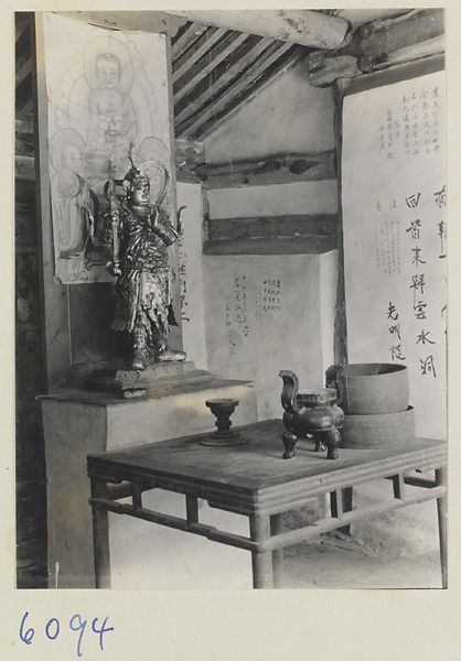 【jpg清晰版】新城石窟寺庙内部景象展示有神坛上的雕像、绘画及悬挂的卷轴.jpg