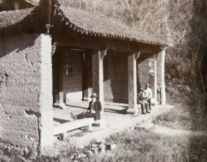 【jpg清晰版】旅游团在休息站.jpg