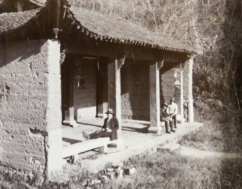 【JPG清晰版】旅游团在休息站