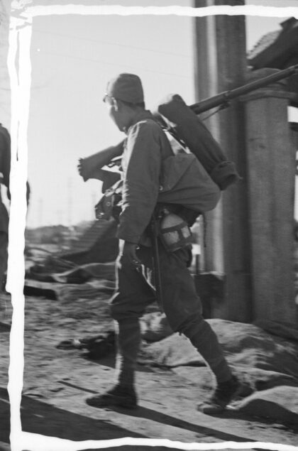 【jpg清晰版】日本士兵上海.jpg