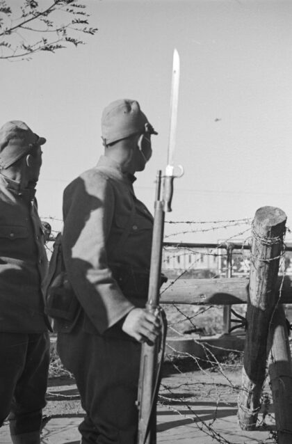 【jpg清晰版】日本士兵上海极司菲尔铁路桥.jpg